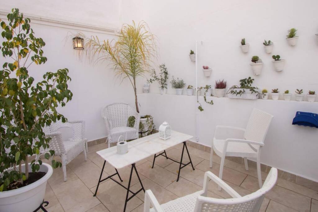 Castilla Triana Courtyard By Valcambre Севілья Екстер'єр фото
